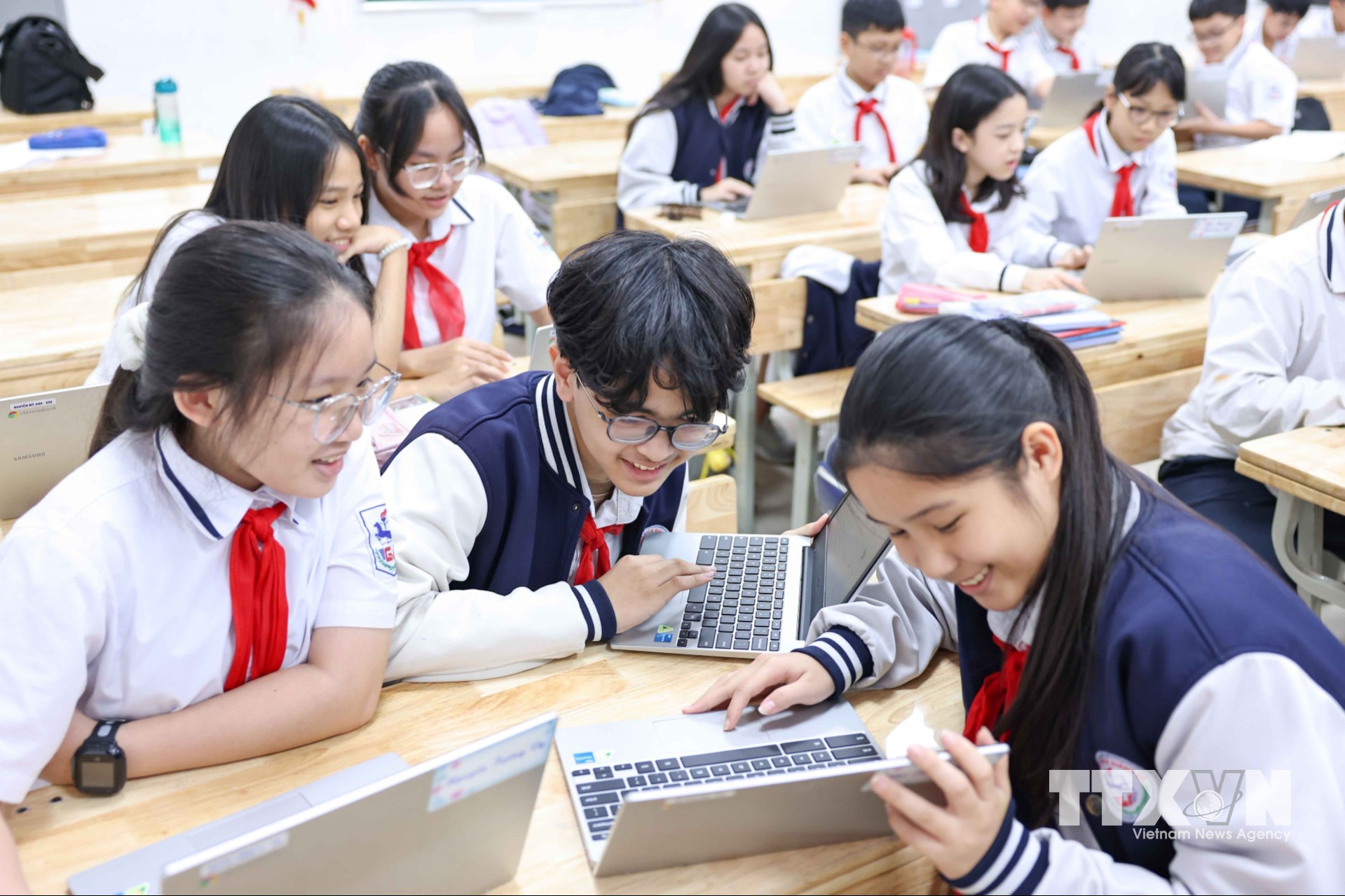 Học sinh được trang bị và phát triển toàn diện năng lực số, kỹ năng ứng dụng công nghệ thông tin; ứng dụng công nghệ một cách an toàn, hiệu quả để việc học tập, nghiên cứu và hợp tác được diễn ra dễ dàng. (Ảnh: Thanh Tùng/TTXVN)